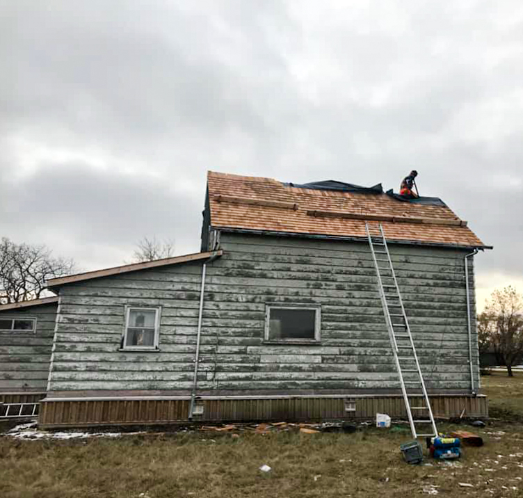 Working on the roof at Fagriskogur Work on the roof at Fagriskogur