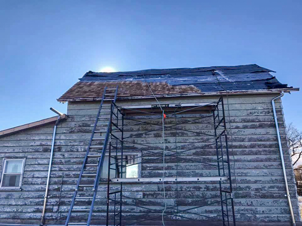 Laying the shingles on the roof New shingles are laid